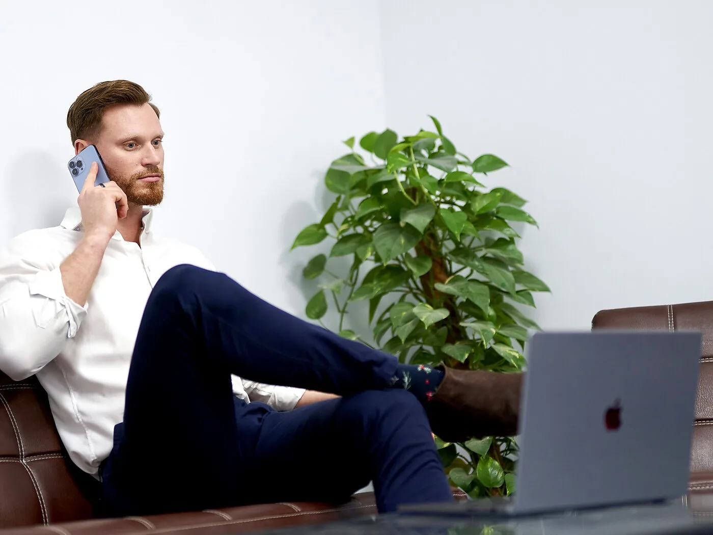 Mateusz Urbanowicz, twórca Przyciągacza, przy pracy nad stroną internetową